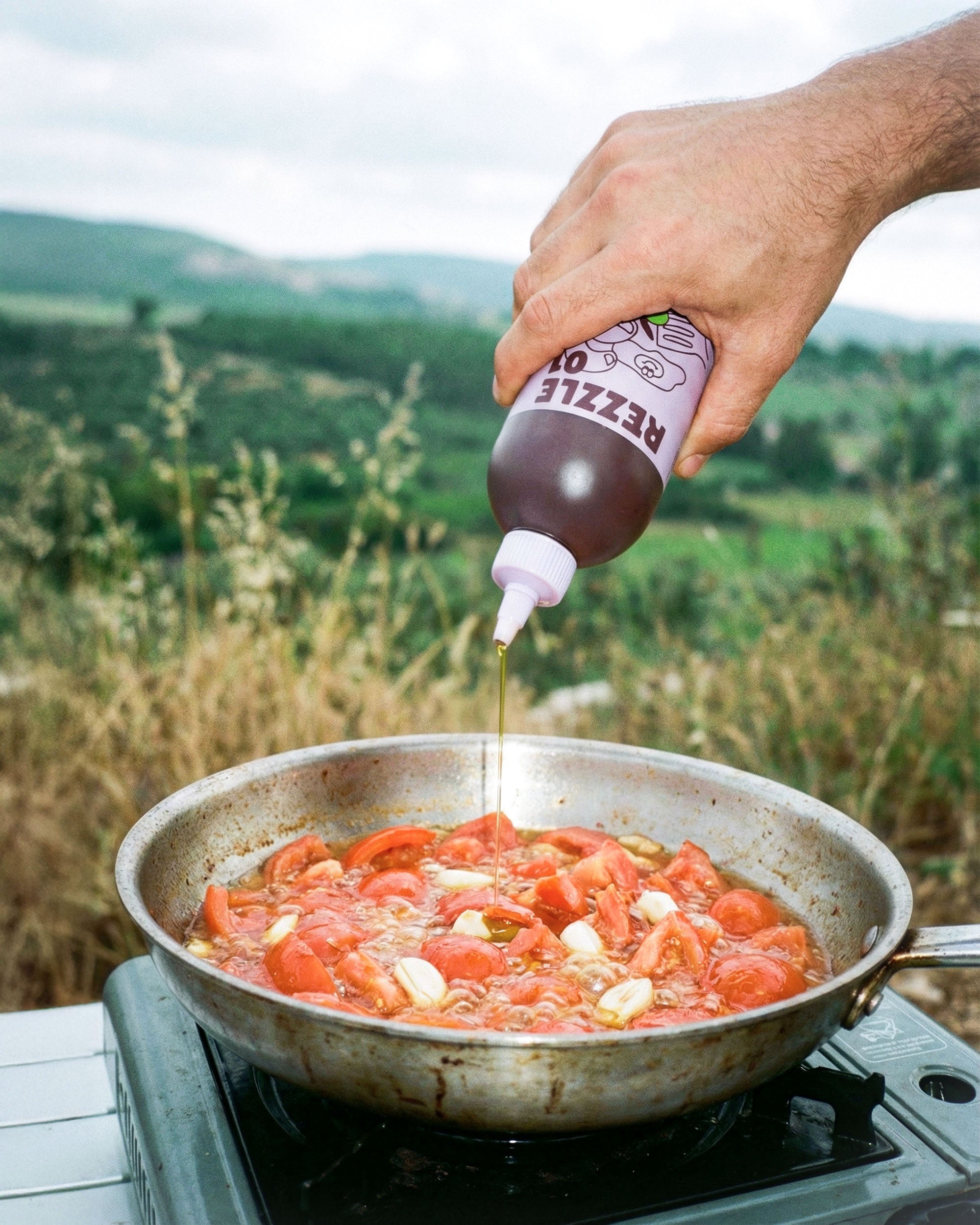 ציוד חובה לקמפינג: למה זה שמן הזית היחיד שלא יהרוס לכם את הציוד?
